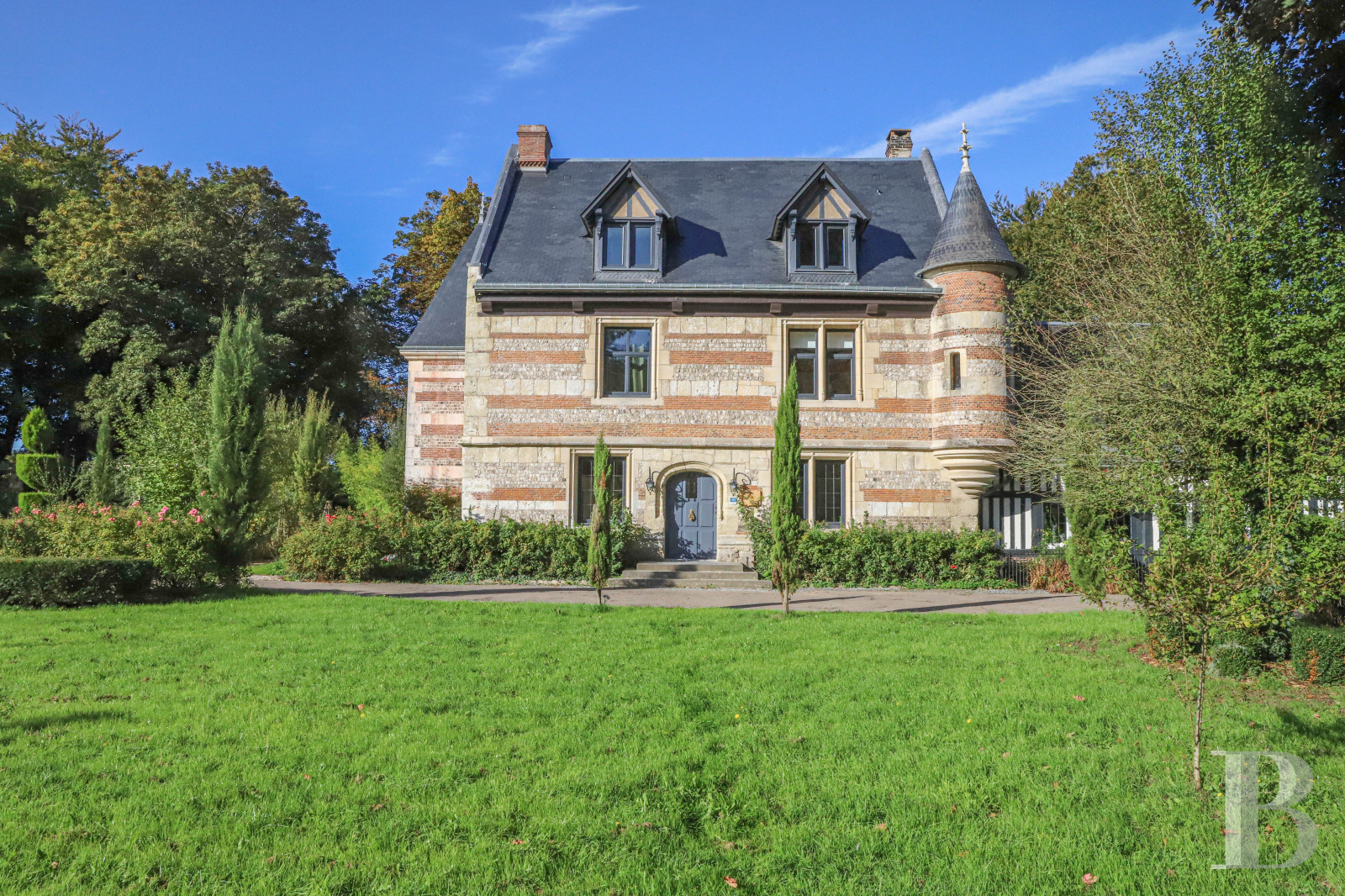À proximité d’Étretat, en Seine-Maritime, un manoir du 14e siècle où se côtoient harmonieusement les époques - photo  n°2